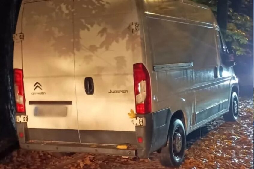 Jumper z uszkodzoną stacyjką stał pod lasem. Był poszukiwany