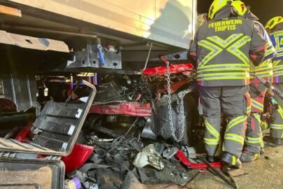 Kiedy strażacy gasili osobówkę w naczepę uderzyła autolaweta