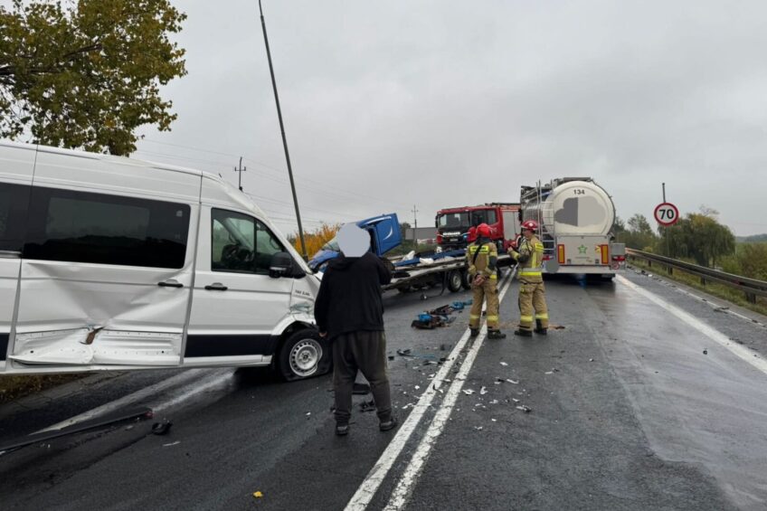 Kierowca autolawety ranny a z przyczepy spadł MAN TGE