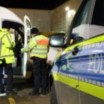 Kontrollbuch i pałka teleskopowa - Niemcy sprawdzili 64 busy