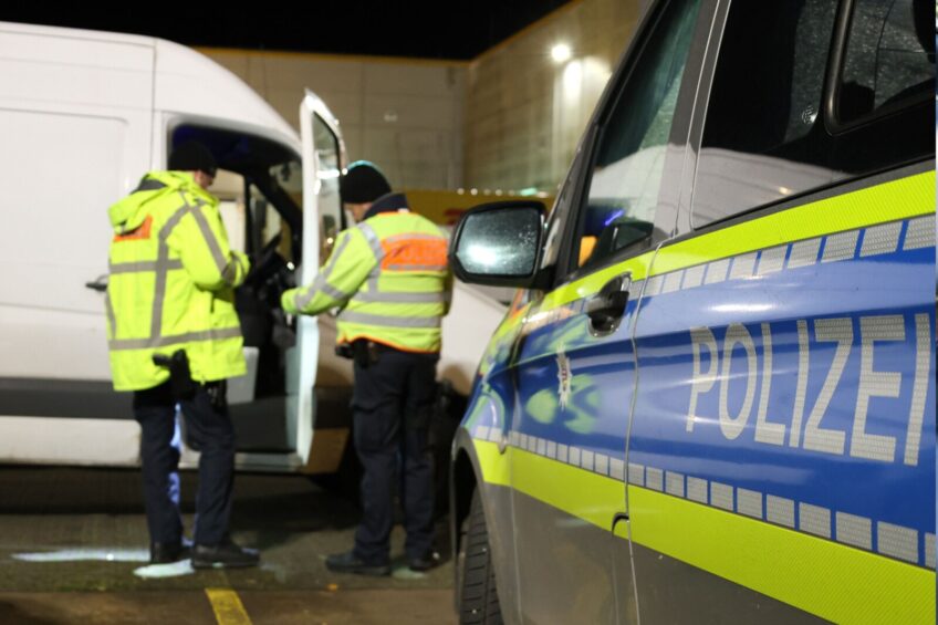 Kontrollbuch i pałka teleskopowa – Niemcy sprawdzili 64 busy