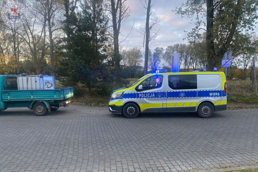 Lepszy cwaniak. Wjechał T4 do lasu próbując uniknąć kontroli