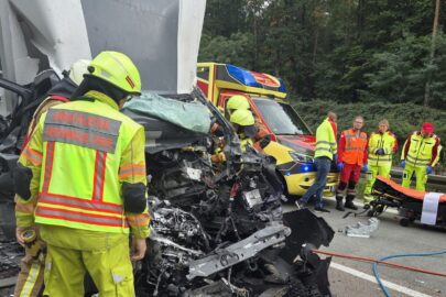 Masakra na niemieckiej A12. Renault Master wbiło się w tył przyczepy