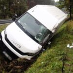 Na DK 11 Iveco Daily zjechało do rowu. Kierowca zasnął