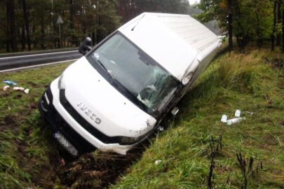 Na DK 11 Iveco Daily zjechało do rowu. Kierowca zasnął