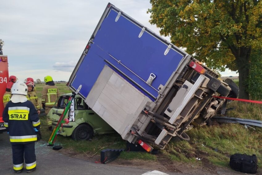 Pod Gnieznem dostawcze Renault Master przygniotło Fiata Pandę