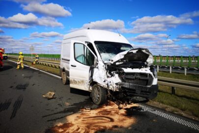 Przegapił zjazd na S5 i cofał Audi. Wtedy uderzył w niego Transit
