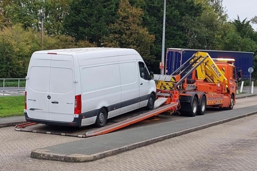 Przeładowany Sprinter z ADR skończył na lawecie