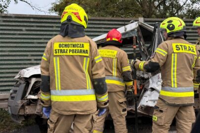 Rozerwana na strzępy kabina Transita po uderzeniu w naczepę