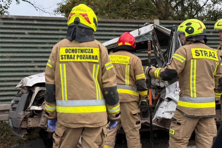 Rozerwana na strzępy kabina Transita po uderzeniu w naczepę