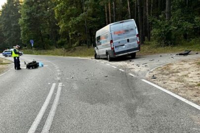 Śmiertelny wypadek na łuku drogi. Motocyklistka uderzyła w Ducato