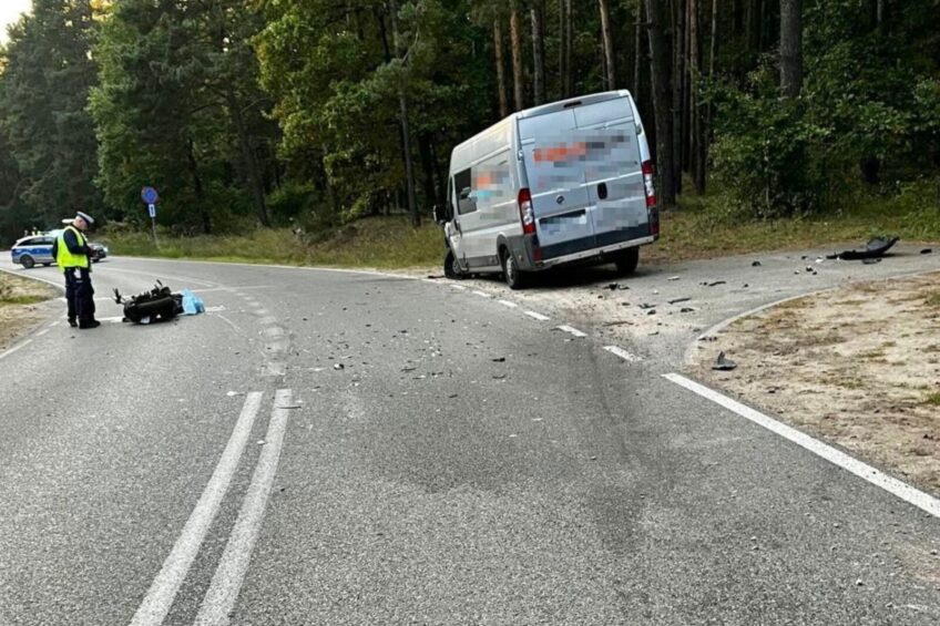 Śmiertelny wypadek na łuku drogi. Motocyklistka uderzyła w Ducato