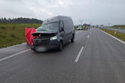 Sprinter najechał na autolawetę – tragiczny wypadek na S61