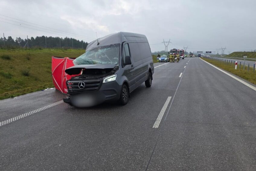 Sprinter najechał na autolawetę – tragiczny wypadek na S61