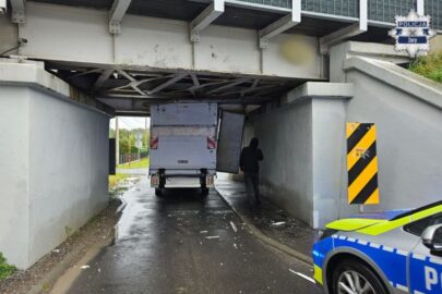 Sprinter utknął pod wiaduktem. Wyszła kumulacja nieprawidłowości
