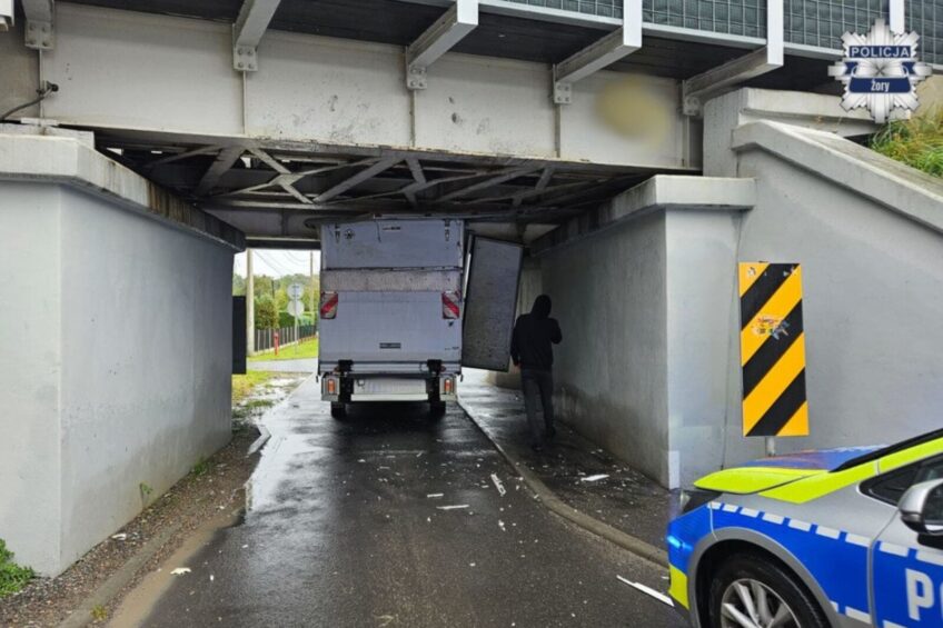 Sprinter utknął pod wiaduktem. Wyszła kumulacja nieprawidłowości