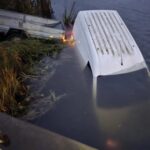 Transit Connect pod dach w stawie. Kierowcy nic się nie stało