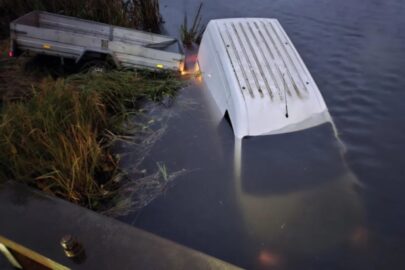 Transit Connect pod dach w stawie. Kierowcy nic się nie stało