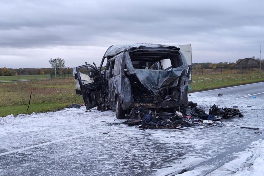 Vito uderzyło w Ducato – zmarły 2 osoby z W638