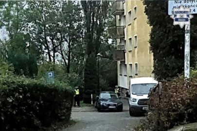 W Cieszynie podczas cofania na parkingu Transit potrącił pieszego