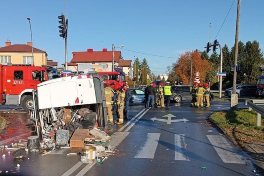 W Rzeszowie Audi wjechało na czerwonym świetle w busa