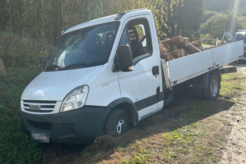 Wjechał do rowu. Świadkowie zabrali kluczyki od dostawczaka