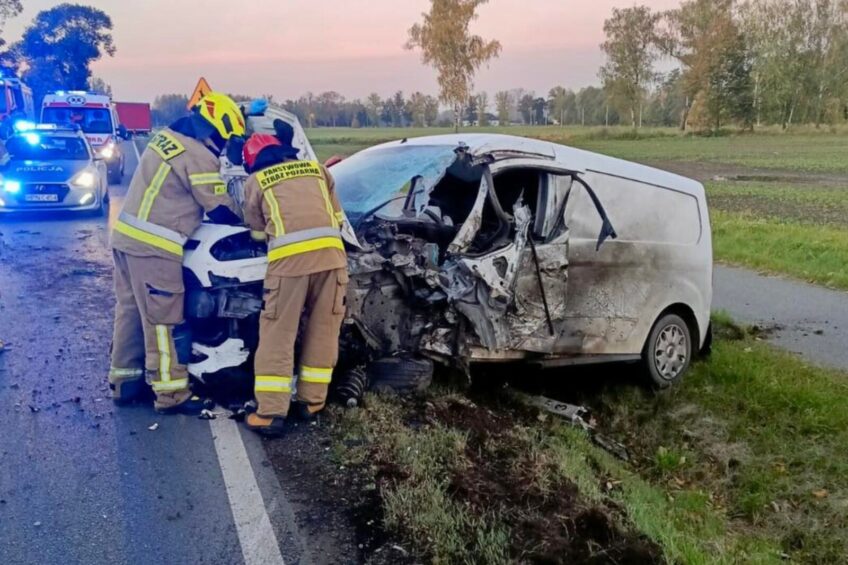 Zasnął za kierownicą furgonetki i wbił się w 40-tonowy zestaw