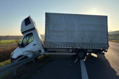 Ale jak… „Międzynarodówka” zawisła na barierce na trasie S5