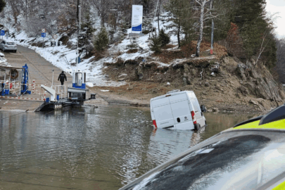 Bus musi latać a nie pływać. Ducato w Jeziorze Solińskim
