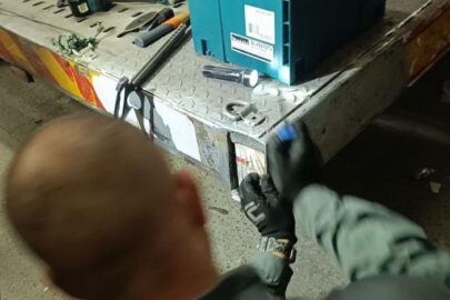 Celnicy rozcięli lawetę „kątkówką”. Uwagę przykuła świeża farba