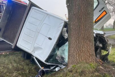 Doka uderzyła w drzewo. Kierowca był reanimowany