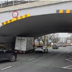 Master of disaster. Dostawczy Master zaklinowany pod wiaduktem