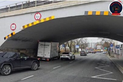 Master of disaster. Dostawczy Master zaklinowany pod wiaduktem