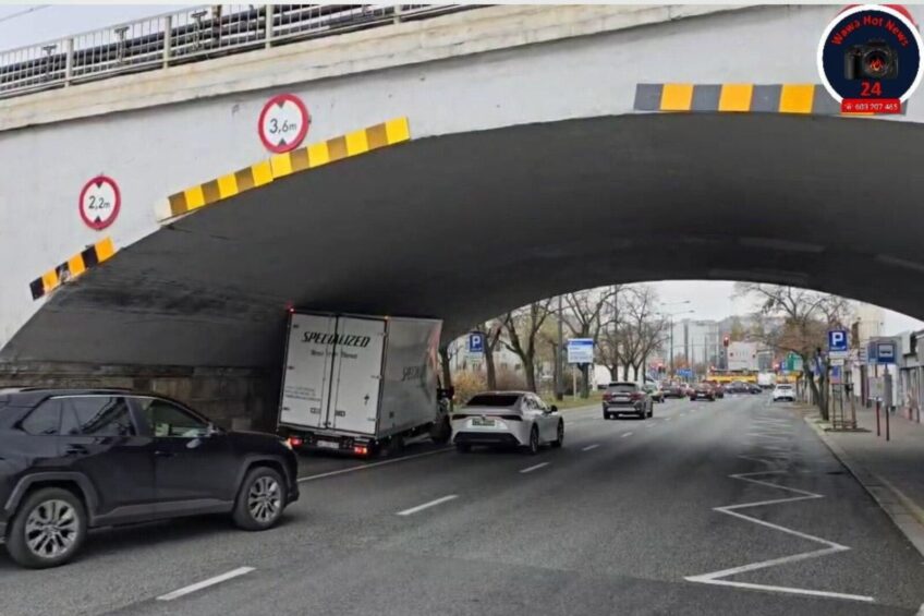 Master of disaster. Dostawczy Master zaklinowany pod wiaduktem