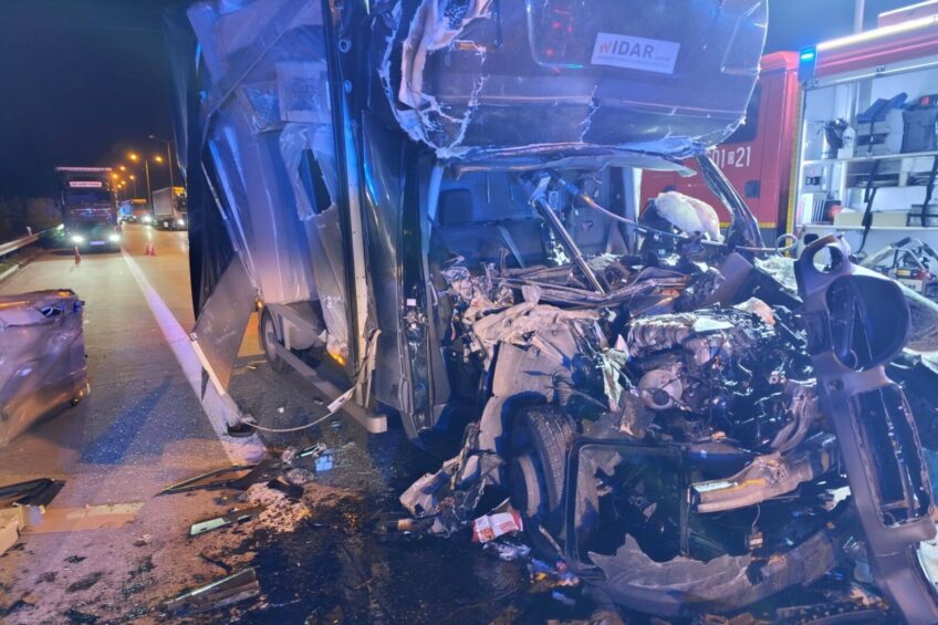 Na A4 Sprinter najechał na tył stojącego w korku zestawu