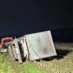 Na DW 308 Daily ciągnące na lawecie busa wpadło do rowu