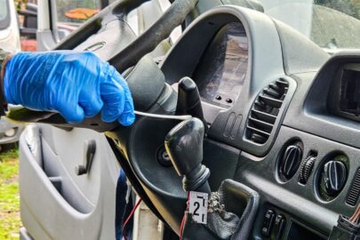 Na widok policji zaczął uciekać. Potem porzucił Sprintera na łące