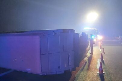 Nocne zdarzenie na A4 – Volkswagen LT zatrzymał się na boku