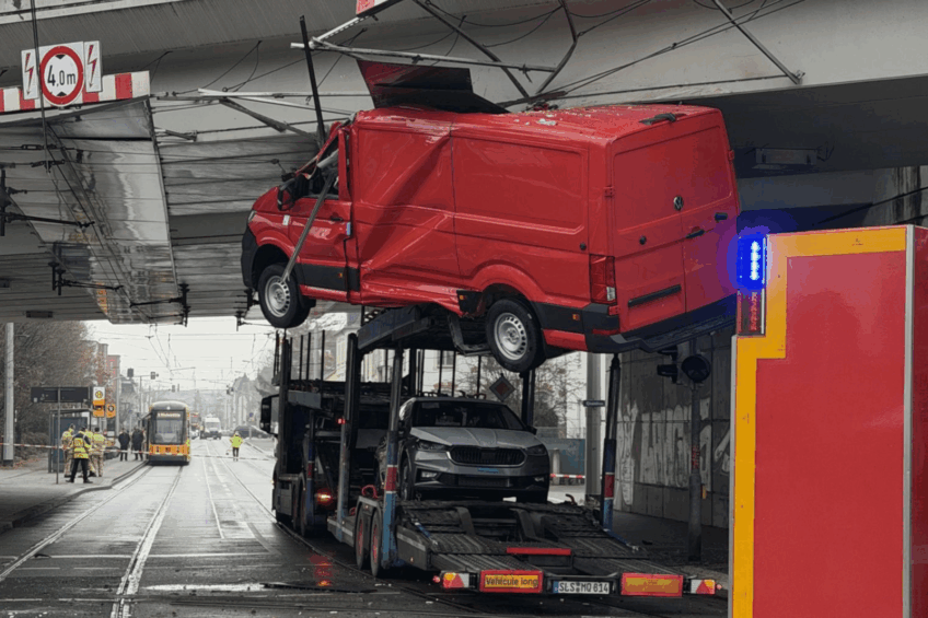 Nowy VW Crafter wbity w wiadukt. Uszkodzona sieć trakcyjna