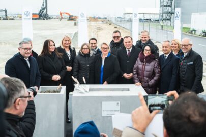 Nowy VW eCrafter z Wrześni. Kamień węgielny wmurowany