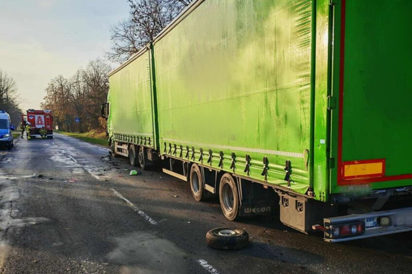 Od przyczepy oderwało się koło. Kierowca Berlingo walczy o życie