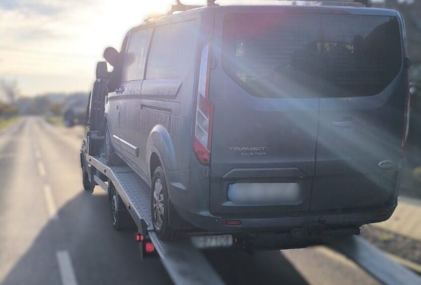 Odzyskany Ford Transit Custom i intrygujące zdjęcia policji