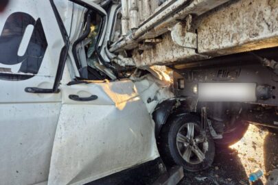 Volkswagen T5 wbity w naczepę. Kierowca wyszedł z tego cały