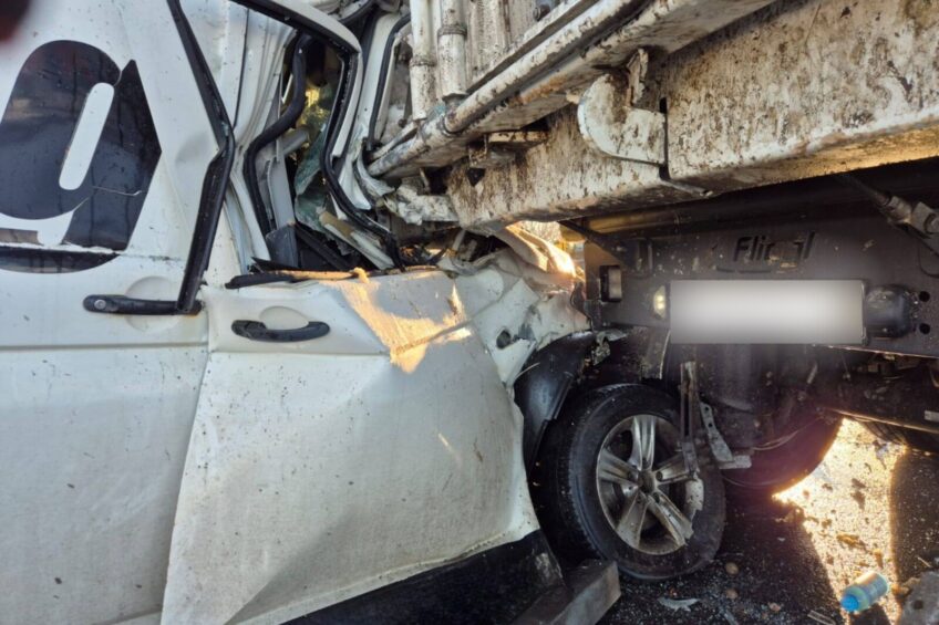 Volkswagen T5 wbity w naczepę. Kierowca wyszedł z tego cały