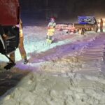 Ciężkie warunki na polskich drogach. Pojazdy utknęły w zamieciach