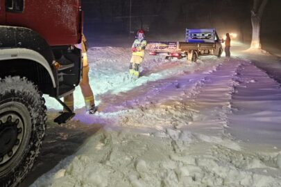 Ciężkie warunki na polskich drogach. Pojazdy utknęły w zamieciach
