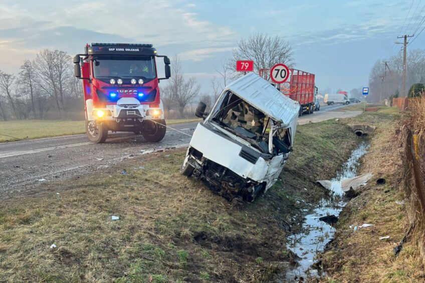 Kierowca przygnieciony przez furgon. Tragiczny wypadek na DK 79