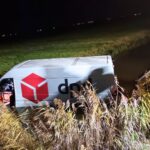 Kurier na bani wjechał do kanału z wodą. Stracił prawo jazdy