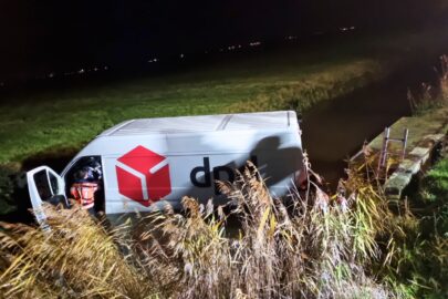 Kurier na bani wjechał do kanału z wodą. Stracił prawo jazdy