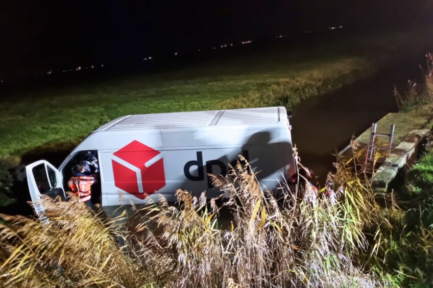 Kurier na bani wjechał do kanału z wodą. Stracił prawo jazdy